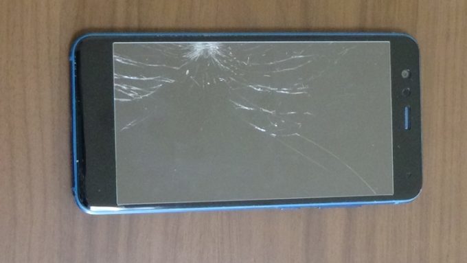 Huawei P10 Liteの画面が割れた写真
