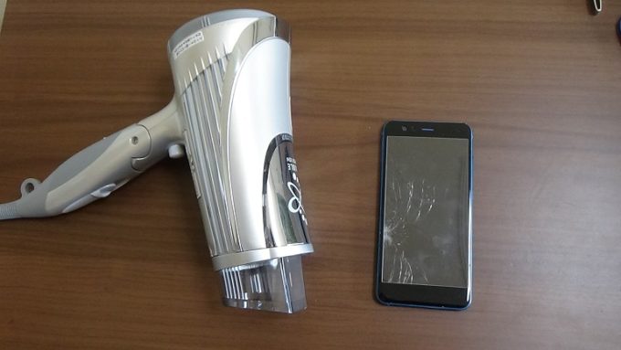 Huawei P10 Liteの修理に使うドライヤーと画面が割れたスマホの写真