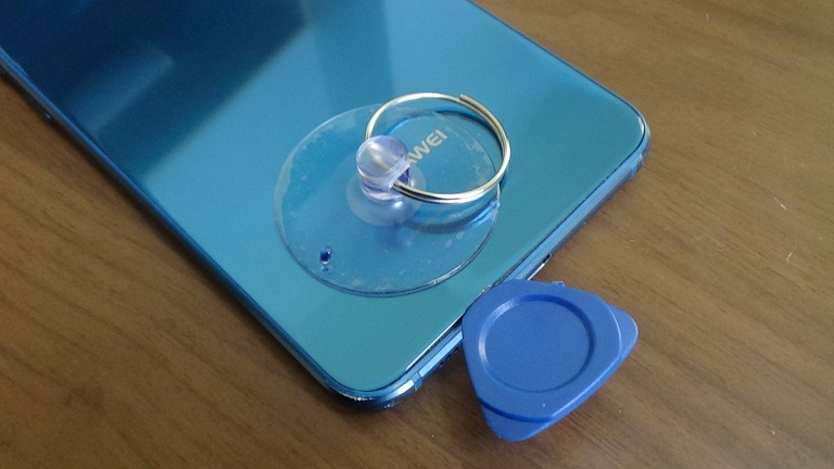 スマホ修理での画面の開け方を示した写真