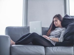 ソファーでパソコンをさわる女性の様子のアイキャッチ画像